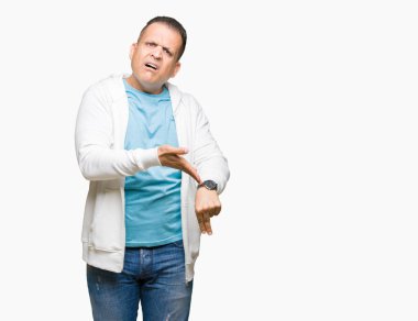 Acele işaretleme izlemek için zaman, sabırsızlık, üzgün ve kızgın son tarih gecikme için arka plan üzerinde sweatshirt giyen orta yaş Arap adam izole