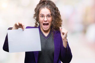 Boş kağıt gurur çığlık ve zafer ve başarı çok heyecanlı, kutluyor izole arka plan üzerinde tutan okul üniforması giyen genç esmer öğrenci kız duygu tezahürat