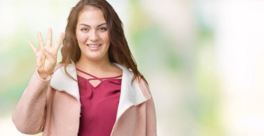 Parmakları ile dört kendinden emin ve mutlu gülümseyerek süre güzel artı boyutu genç kadın giyiyor kış ceket ve yukarıyı gösteren izole arka plan üzerinde numara.