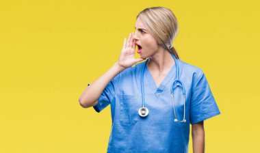 Genç güzel sarışın doktor cerrah hemşire kadın bağırarak ve ağzı üzerinde el ile yan için çığlık izole arka plan yüzünden. İletişim kavramı.
