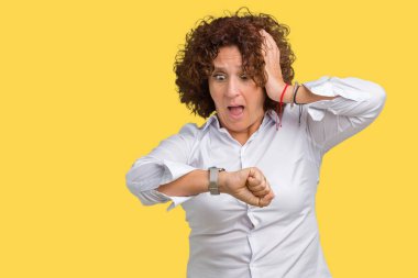 Güzel orta ager üst düzey businees kadın izole arka plan yüzünden endişeli, geç korkuyor izle anda arıyorsunuz