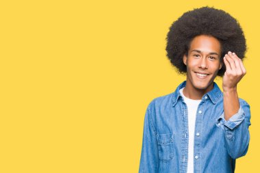 Afro saçlı genç Afro-Amerikan adam yapıyor İtalyan jest el ve parmak emin ifadesiyle
