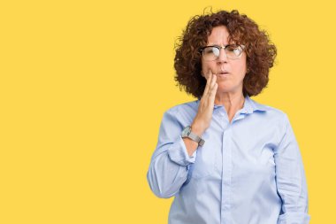 Güzel orta ager üst düzey businees kadın diş ağrısı veya dişlerde dişlerle ilgili hastalık nedeniyle ağız acı ifadesi ile el ile dokunmak izole arka plan üzerinde gözlük takıyorum. Diş hekimi kavramı.