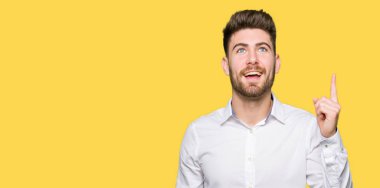 Genç yakışıklı iş başarılı fikirle yukarı işaret parmağı dostum. Çıktıktan ve mutlu. Bir numara.