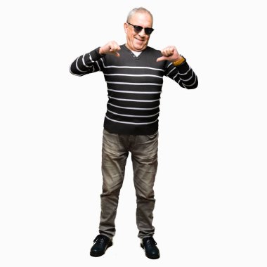 Kış kazak ve yüzünde gülümseme ile kendinden emin görünüyorsun, kendini gururlu ve mutlu parmakları ile işaret güneş gözlüğü takan yakışıklı komuta sizde.