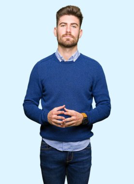 Genç yakışıklı bussines eller topla adamım ve rahat ve neşeli gülümseyen parmak çarpı işareti. Başarı ve iyimser