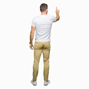 Casual beyaz t-shirt Posing geriye doğru arkasında parmak eliyle işaret giyen yakışıklı adam