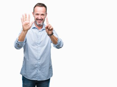 Orta yaş ağarmış üst düzey iş adamı gösterilen ve parmakları ile işaret izole arka plan üzerinde kendinden emin ve mutlu gülümseyerek süre 6 numara.