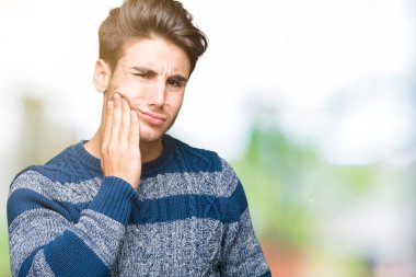 Yakışıklı delikanlı diş ağrısı veya dişlerde dişlerle ilgili hastalık nedeniyle ağız acı ifadesi ile el ile dokunmak izole arka plan üzerinde. Diş hekimi kavramı.