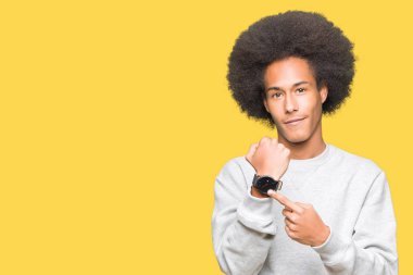 Acele işaretleme izlemek için zaman, Sabırsızlık, üzgün ve kızgın son tarih gecikme için sportif sweatshirt giyen afro saçlı genç Afro-Amerikan adam