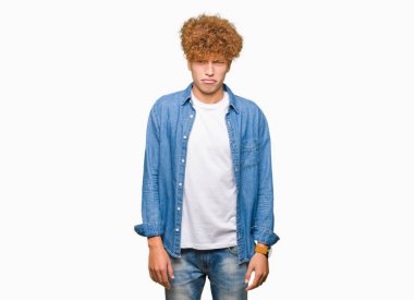 Afro saçlı Kot ceket giyen genç yakışıklı adam depresif ve kızgın ve korkmuş ağlıyor sıkıntı için endişeleniyorum. Üzgün ifade.