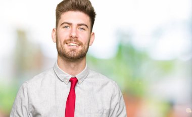 Genç yakışıklı iş adamı birlikte elleri ve çapraz rahat ve neşeli gülümseyen parmak. Başarı ve iyimser