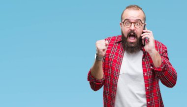 Smartphone'da gurur çığlık ve zafer ve başarı çok heyecanlı, kutluyor izole arka plan üzerinde konuşan genç beyaz hipster adam duygu tezahürat