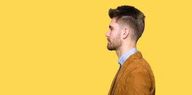 Genç yakışıklı iş adamı tarafına, seyir dinlenmek doğal yüz emin gülümseme ile pozuyla profil.