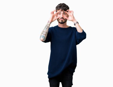 Yakışıklı delikanlı ile parmak, Uykulu ve sabah yorgunluk için yorgun gözlerini açmaya çalışırken izole arka plan üzerinde