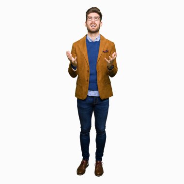 Çılgın ve kızgın bağırarak ve agresif ifade ve silah kaldırdı bağırmaya gözlüklü genç yakışıklı iş adamı. Hayal kırıklığı kavramı.