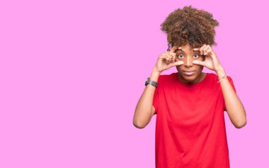 Güzel genç Afro-Amerikan kadın parmakları, Uykulu ve sabah yorgunluk için yorgun gözlerini açmaya çalışırken izole arka plan üzerinde