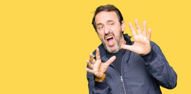 Şokta bağıran bir ceket korkuyor ve dehşet korku ifade dur hareketi el ile ile orta yaş yakışıklı adam. Panik kavramı.