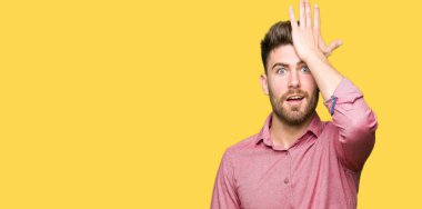 Genç yakışıklı iş casual adam kafasına hata için el ile sürpriz hata hatırlıyorum. Unuttum, kötü bellek kavramı.