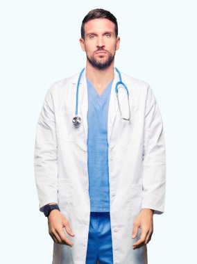 Yakışıklı Doktor adam üzerinde tıbbi üniforma arka plan gevşek yüzünde ciddi bir ifade ile izole. Basit ve doğal kameraya bakıyor.