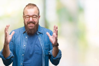 Üzerinde gözlük takan Genç beyaz hipster adam arka plan deli izole ve deli bağırarak ve agresif ifade ve silah kaldırdı bağırıyor. Hayal kırıklığı kavramı.