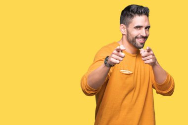 Yakışıklı delikanlı için fotoğraf makinesi ile mutlu ve komik yüz parmakları işaret izole arka plan üzerinde. İyi enerji ve vibes.