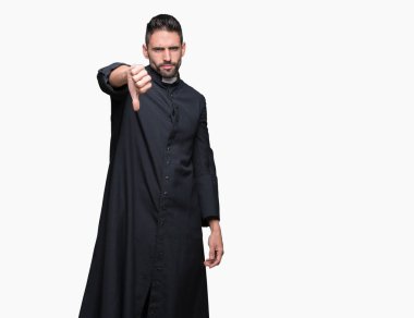 Genç Hıristiyan rahip mutsuz ve kızgın ret gösterilen ve başparmak aşağı hareketi ile negatif seyir izole arka plan üzerinde. Kötü ifade.