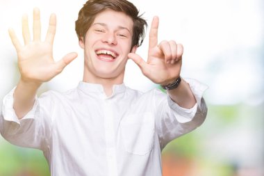 Genç yakışıklı iş adamı gösterilen ve parmakları ile işaret izole arka plan üzerinde kendinden emin ve mutlu gülümseyerek süre yedi numara.