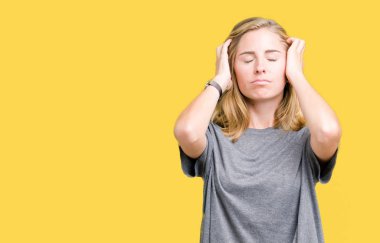 Çünkü çaresiz ve stresli baş ağrısı acı izole arka plan üzerinde büyük boy rahat t-shirt giyen güzel genç kadın acı ve migren. Ellerini kafasına.