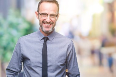 Orta yaş ağarmış üst düzey iş adamı yüzünde mutlu ve güzel bir gülümseme ile izole arka plan üzerinde gözlük takıyorum. Şanslı kişi.