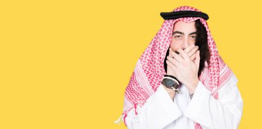 Geleneksel keffiyeh şal hata için ellerle ağız kapsayan şok uzun saçlı Arap iş adamı. Gizli kavramı.