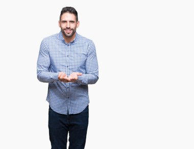 Yakışıklı delikanlı izole arka plan üzerinde gülen ellerle birlikte alma veya jest vererek palms. Ayrı tutma ve koruma