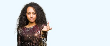 Kıvırcık saçlı Genç güzel kız gece partisi elbise giyen orta parmak, kaba ve sert fuck ifade gösteren