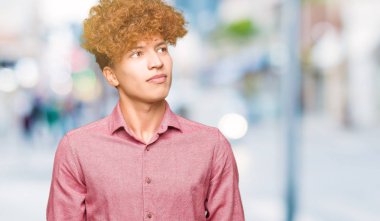 Genç yakışıklı iş adamı görünümlü yan ve dik dik bakma uzağa düşünce gülümseyen afro saçlı.