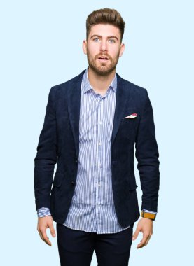 Şüpheci ve alaycı, görünen genç yakışıklı bussines adam şok karşısında açık ağız ile şaşırttı