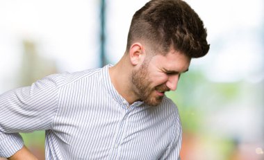 El ile geri, kas ağrısı dokunmadan acı sırt ağrısı, genç yakışıklı adam