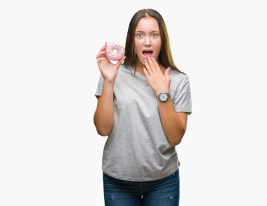 Hata, korku, sessizlik içinde gizli kavramı korkmuş ifade için utanç ile izole arka kapak ağız el ile üzerinden tatlı çörek yiyen genç kafkas kadın şok