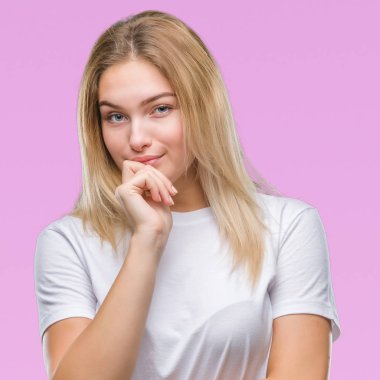 Emin çapraz kollar ve çeneme kaldırdı el ile gülümseme ile kameraya bakarak izole arka plan üzerinde beyaz kadın. Pozitif düşünce.