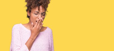 Güzel genç Afro-Amerikan kadın izole arka plan üzerinde gözlük el ağzıyla kapsayan yorgun esneme sıkılmış. Restless ve uyku hali.