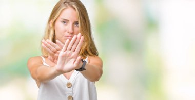 Güzel ve genç birbayan izole arka plan ret ifade geçiş silah ve avuç içi eksi işareti, kızgın surat yapıyor