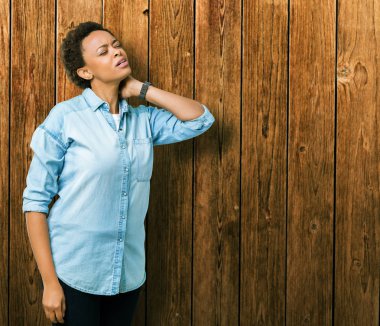 İzole arka plan üzerinde genç güzel Afrikalı Amerikalı kadın boyun ağrısı yaralanması, el ile boyun dokunaklı, kas ağrısı