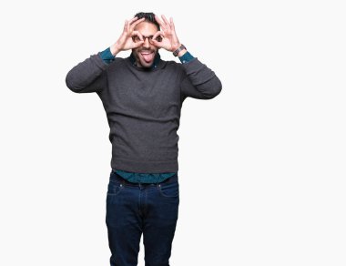 Dilini, parmaklarının arasından baktığını yapışmasını dürbün gibi ok jest yapıyor izole arka plan üzerinde gözlük takan yakışıklı delikanlı. Deli ifade.