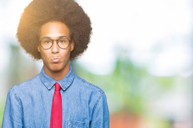 Gözlük ve kırmızı giyen afro saçlı genç Afro-Amerikalı iş adamı depresif kravat ve kızgın ve korkmuş ağlıyor sıkıntı için endişeleniyorum. Üzgün ifade.
