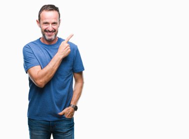 Orta yaş ağarmış komuta sizde izole arka neşeli bir gülümseme ile el ve parmak kadar kameraya bakarak yüzündeki mutlu ve doğal ifade ile yan ile işaret yüz üzerinden.