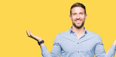 Yakışıklı iş adamı mavi ile gösterilen iki elin avuç içi açık, sunma ve karşılaştırma ve denge reklam gülen gözler