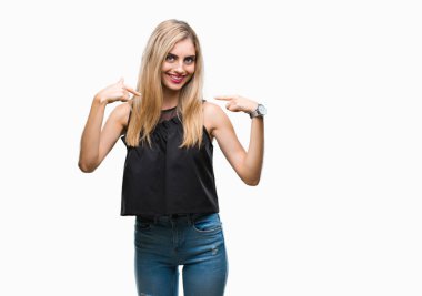 Yüzünde gülümseme ile kendinden emin görünüyorsun, kendini gururlu ve mutlu parmakları ile işaret izole arka plan genç güzel sarışın ve mavi gözlü kadın.