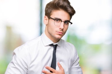 Üzerinde gözlük takan genç iş adamı izole mide üzerinde el ile arka plan çünkü hazımsızlık, ağrılı hastalık hasta hissediyor. Ağrısı kavramı.