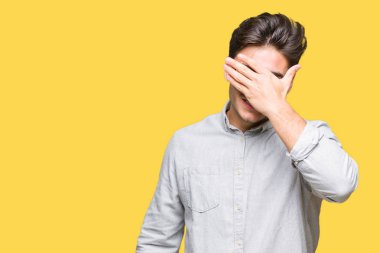 Gülümsüyor ve gözleri için sürpriz kapsayan yüz el ile gülüyor izole arka plan üzerinde gözlük takan yakışıklı delikanlı. Kör kavramı.