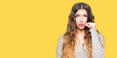 Kış elbise ağız ve dudaklar giyen genç güzel kadın olarak ZIP parmak ile kapatın. Gizli ve sessiz, tabu söz