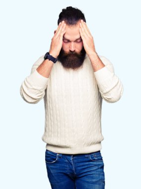 Çünkü baş baş ağrısı için üzerinde el ile kış kazak giyen genç hipster adam stres. Migren muzdarip.